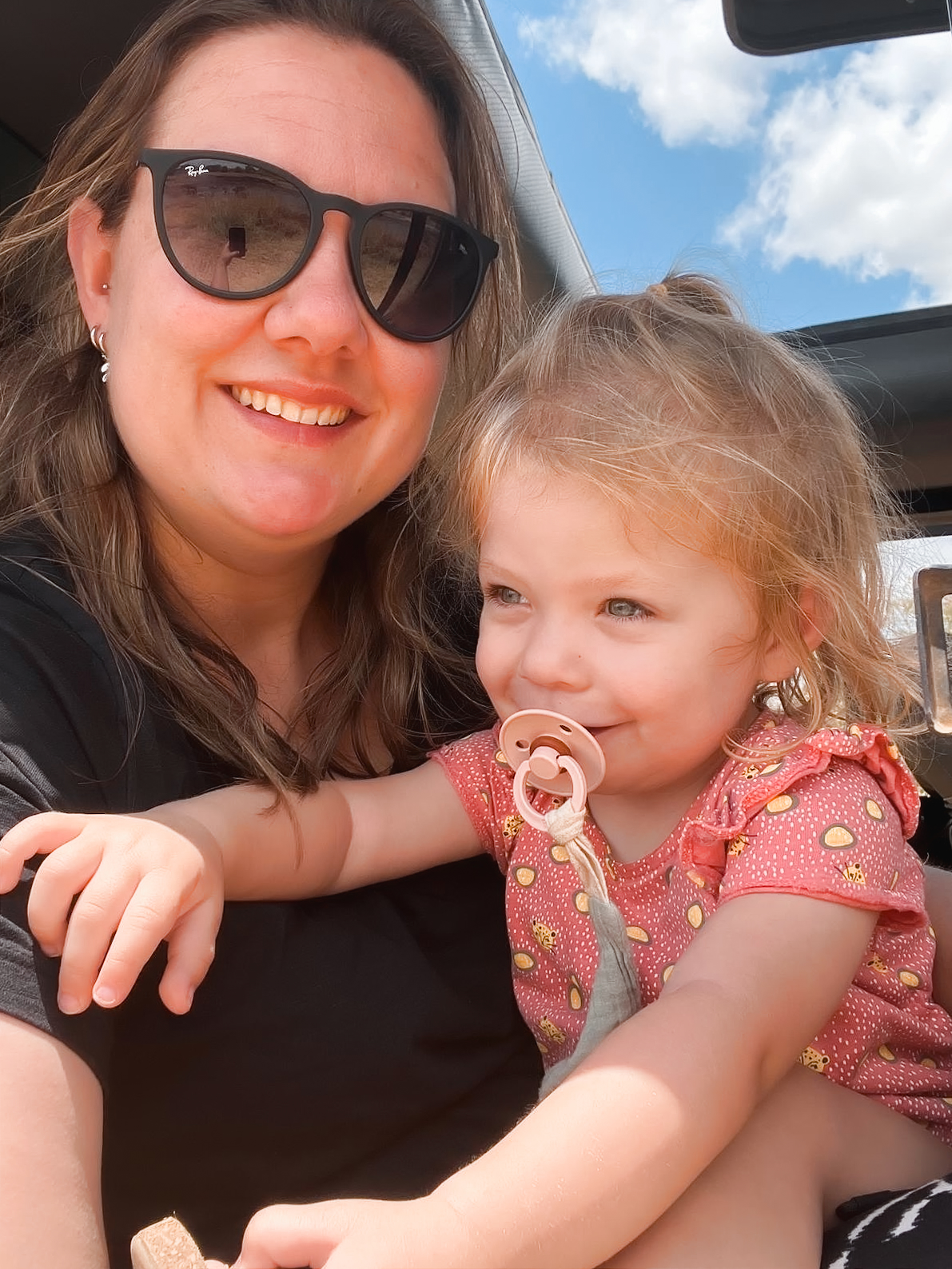 Leonie and Renske in the jeep in Tarangire