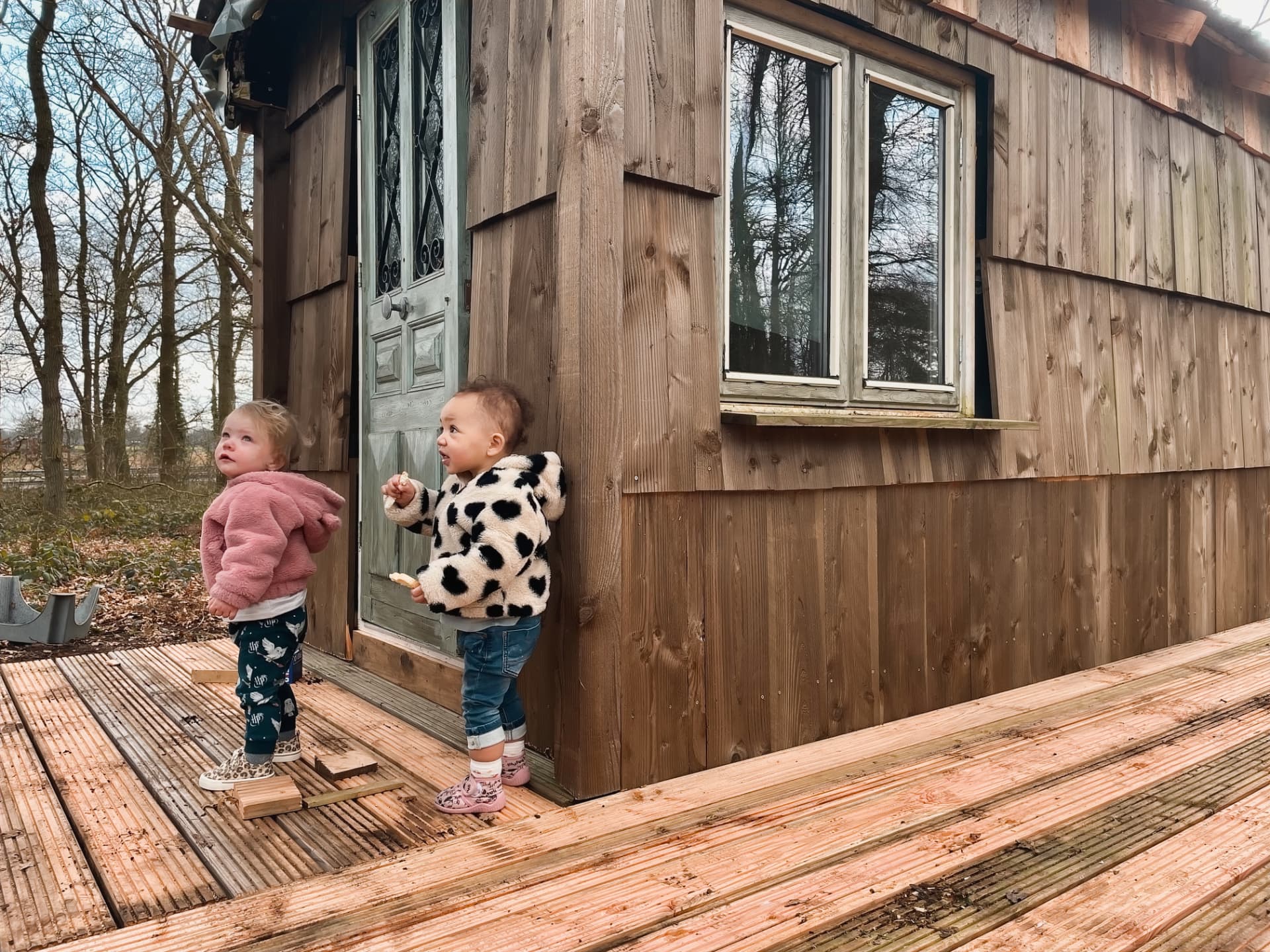 Dora and Renske on the cabin porch