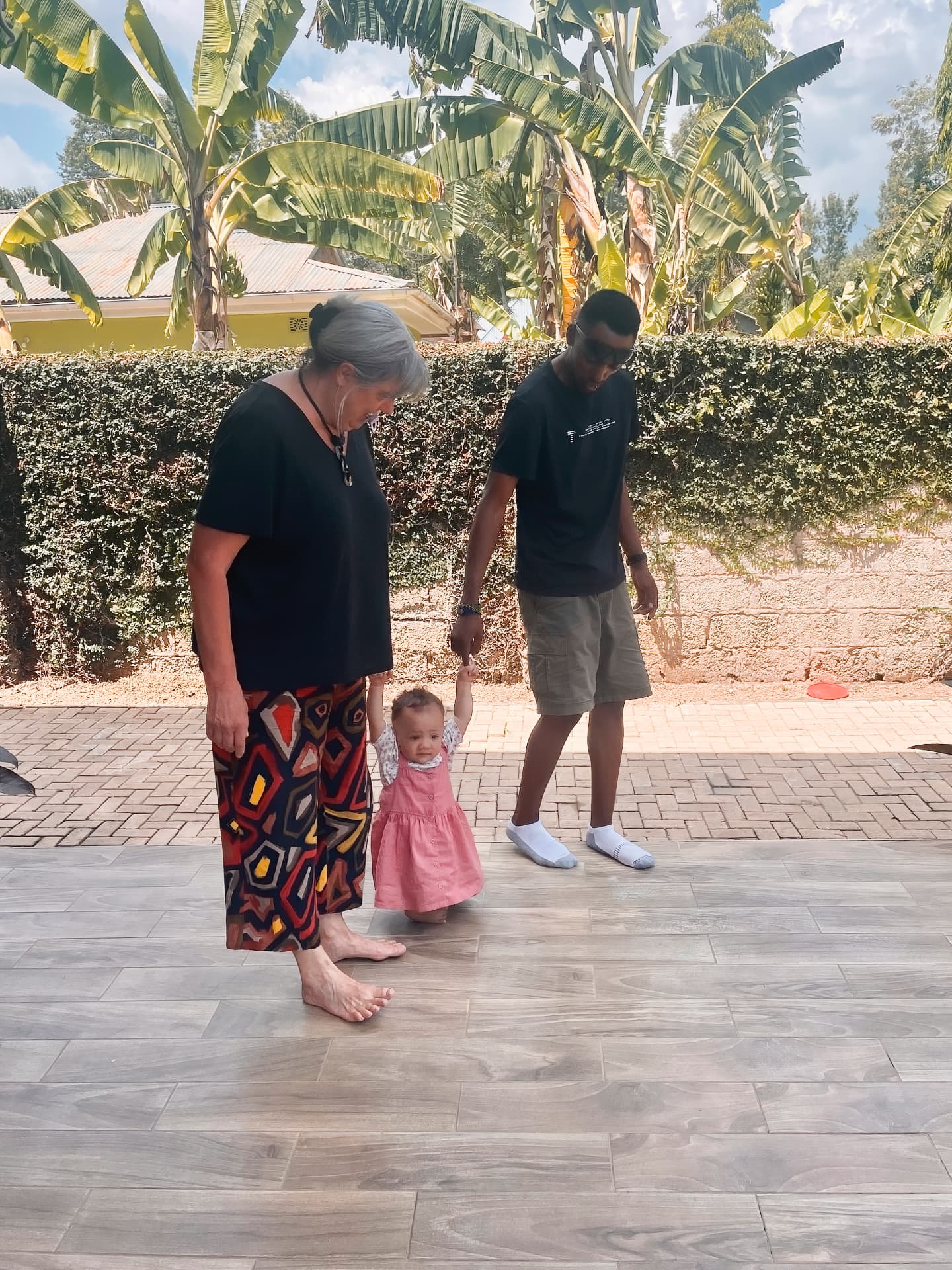 Dora's first steps with Oma and Johnson