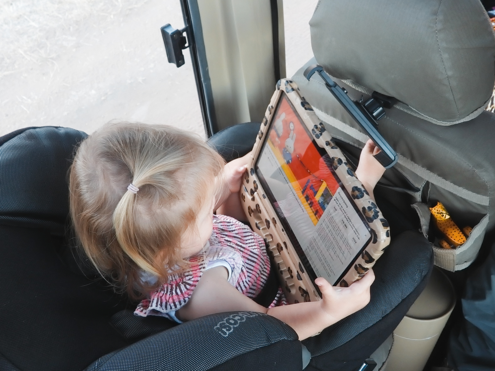 Renske with her tablet on the way to the park