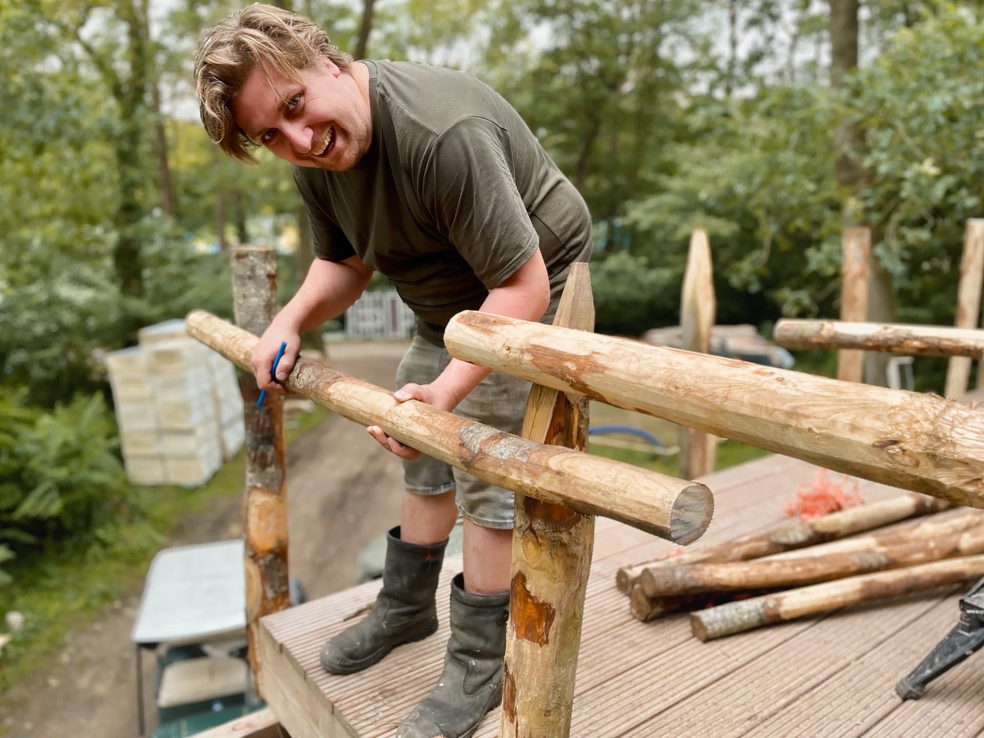 Jaap building a new log railing
