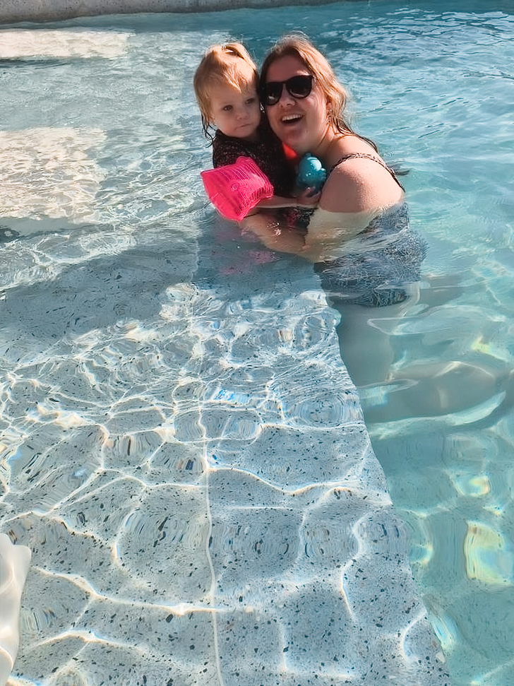 Leonie and Renske in the pool at Simba Lodge
