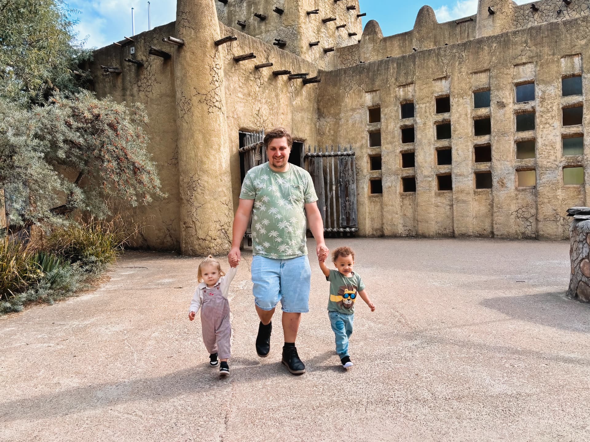 Jaap with Renske and Dora at the zoo